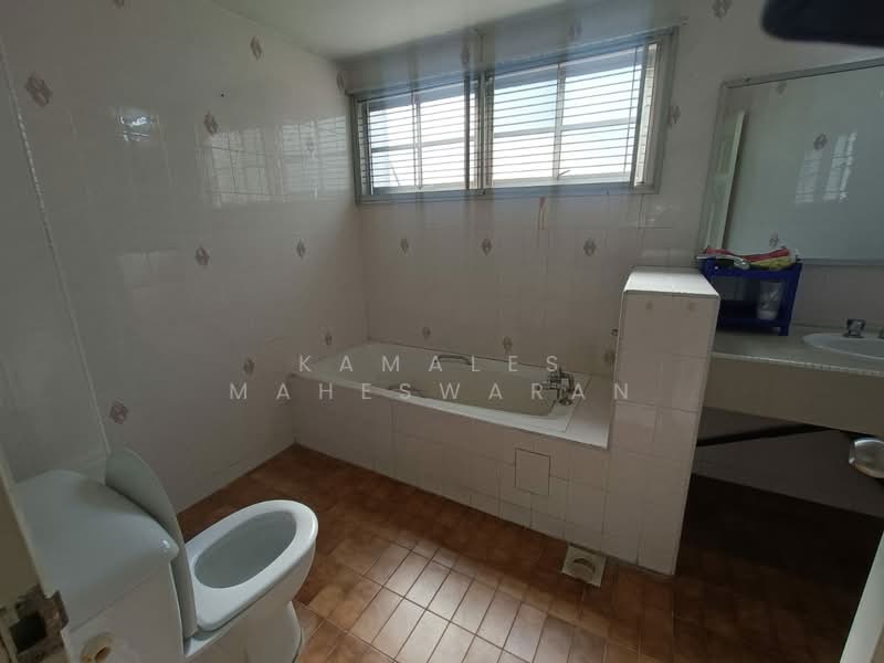 Rumah Banglo untuk Dijual di Taman Bukit Pantai (Bangsar) - Kamales Maheswaran - Bathroom - PropertyGuru.com.my