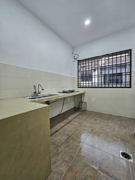 1.5-storey Terraced House for Sale in Taman Impian Emas (Skudai) - Eva Siow - Kitchen - PropertyGuru.com.my