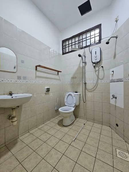 1.5-storey Terraced House for Sale in Taman Impian Emas (Skudai) - Eva Siow - Bathroom - PropertyGuru.com.my