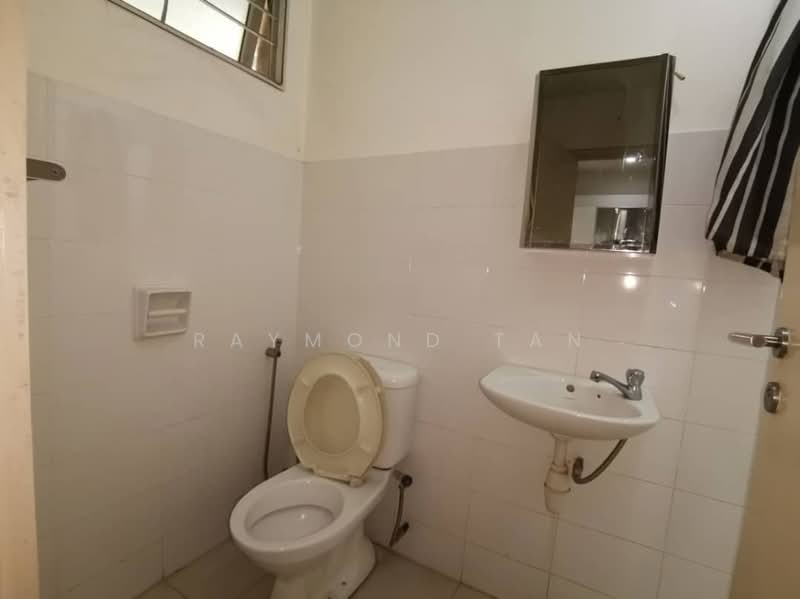 Rumah Berkembar untuk Dijual di Bandar Damansara Perdana (Damansara Perdana) - Raymond Tan - Bathroom - PropertyGuru.com.my