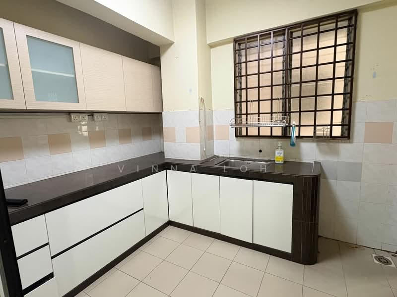 Flat for Sale at Larkin Perdana - Vinna Loh - Kitchen - PropertyGuru.com.my