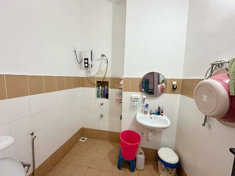 Rumah Teres 1 Tingkat untuk Dijual di Taman Bukit Tiram (Ulu Tiram) - Wong Ouray - Bathroom - PropertyGuru.com.my