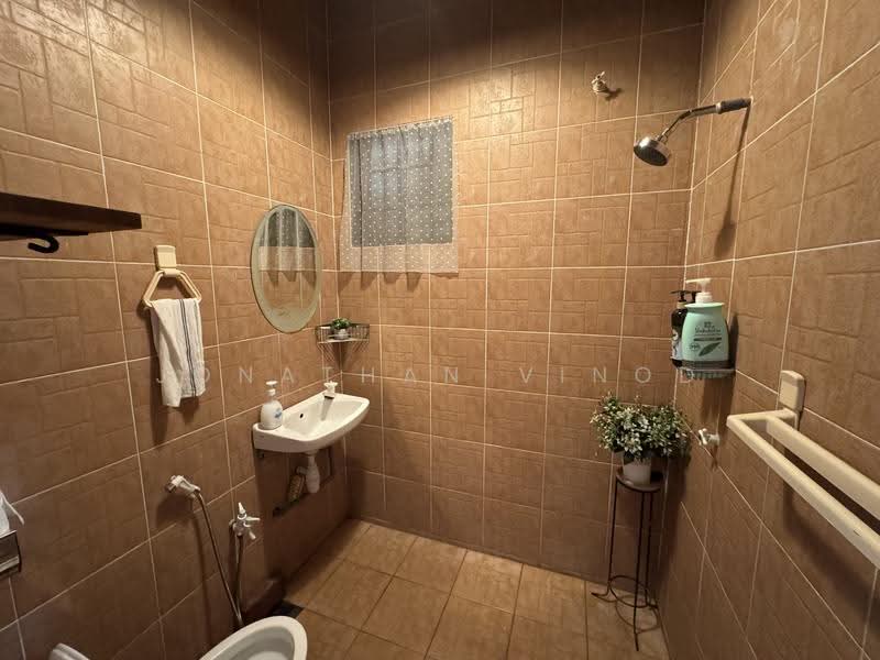 2-storey Terraced House for Sale in Taman Gembira (Klang) - Jonathan Vinod - Bathroom - PropertyGuru.com.my