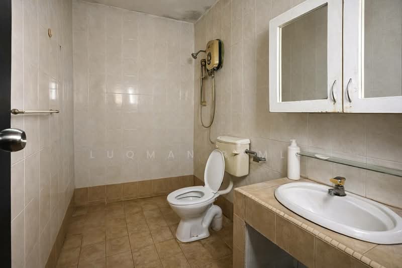 Rumah Teres untuk Dijual di Taman Bukit Subang (Shah Alam) - Luqman Ramli - Bathroom - PropertyGuru.com.my
