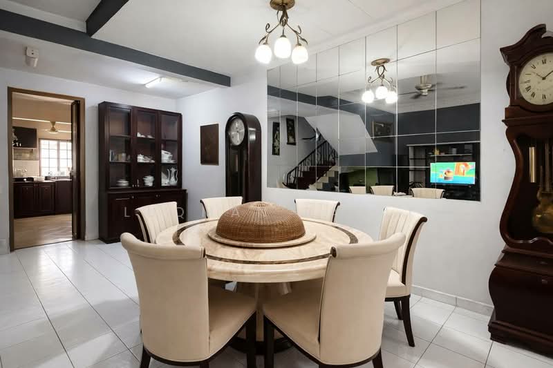 Rumah Teres untuk Dijual di Taman Bukit Subang (Shah Alam) - Luqman Ramli - Dining Room - PropertyGuru.com.my