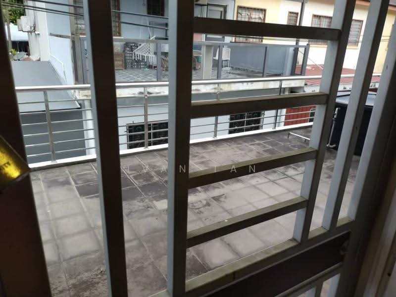 Rumah Teres 2-Tingkat untuk Dijual di Lestari Putra (Seri Kembangan) - Ivan Tan - Balcony - PropertyGuru.com.my