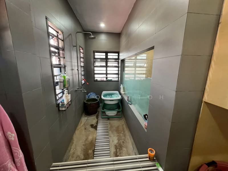 Semi-Detached House for Sale in Taman Perling (Perling) - Ee Fong Toh - Bathroom - PropertyGuru.com.my