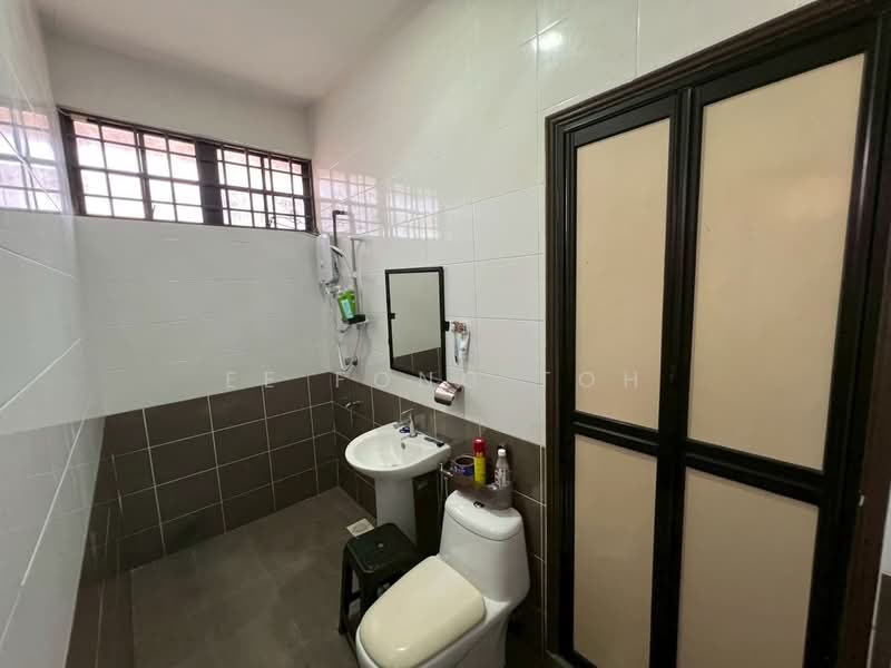Semi-Detached House for Sale in Taman Perling (Perling) - Ee Fong Toh - Bathroom - PropertyGuru.com.my