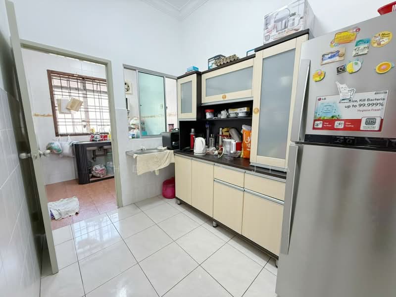 1.5-storey Terraced House for Sale in Taman Daya (Johor Bahru) - Chew Jia Jia - Kitchen - PropertyGuru.com.my