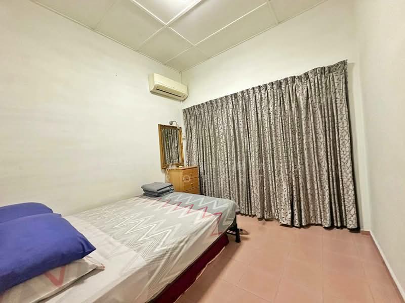 Rumah Teres 1 Tingkat untuk Dijual di Johor Bahru (Johor) - Azlan Ismail aiproperty - Bedroom - PropertyGuru.com.my