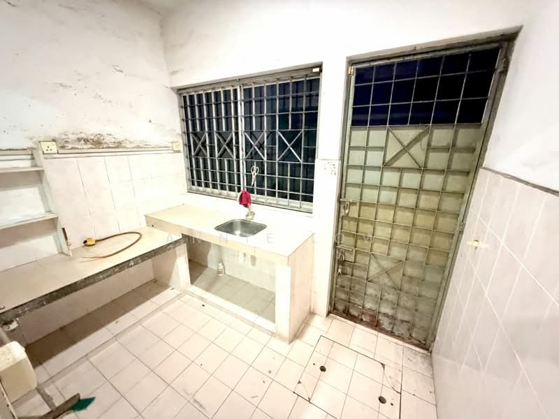 1.5-storey Terraced House for Sale in Taman Gaya (Ulu Tiram) - Annie Low - Kitchen - PropertyGuru.com.my