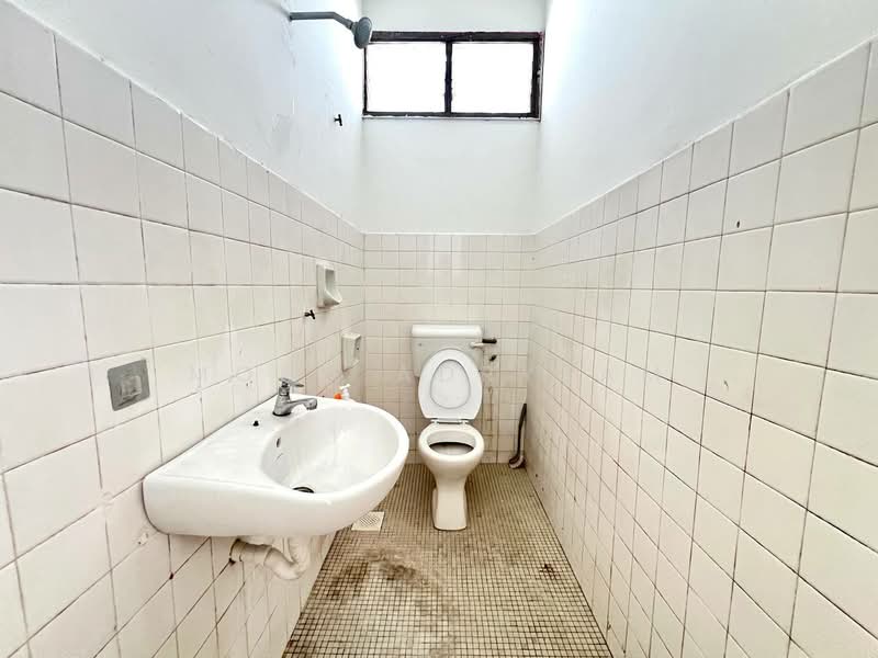 Rumah Teres 1 Tingkat untuk Dijual di Taman Alam Megah (Shah Alam) - Mohd Adryzam - Bathroom - PropertyGuru.com.my