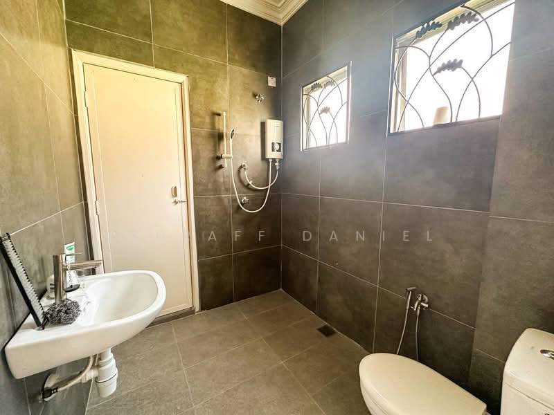 Rumah Teres 2 Tingkat untuk Dijual di Taman Kelana Idaman (Ara Damansara) - Ashraff Daniel - Bathroom - PropertyGuru.com.my