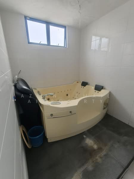 Semi-Detached House for Sale in Taman Setia Indah (Tebrau) - Azlan Ismail aiproperty - Bathroom - PropertyGuru.com.my