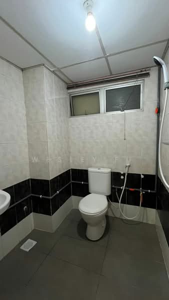 Kondominium untuk Dijual di Endah Regal Condominium - Wesley Fu - Bathroom - PropertyGuru.com.my