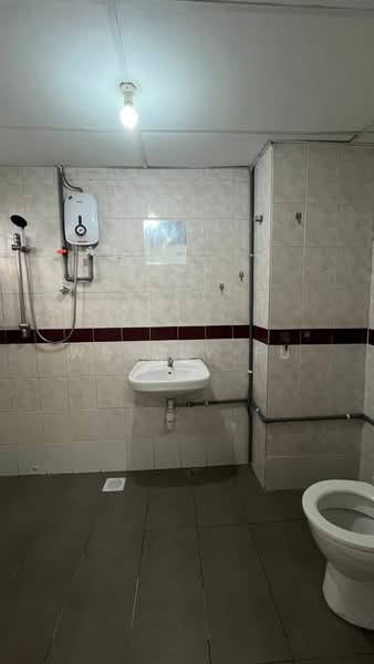 Kondominium untuk Dijual di Endah Regal Condominium - Wesley Fu - Bathroom - PropertyGuru.com.my