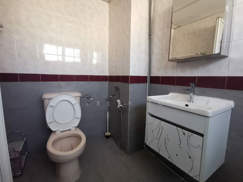 Kondominium untuk Dijual di Endah Regal Condominium - Wesley Fu - Bathroom - PropertyGuru.com.my