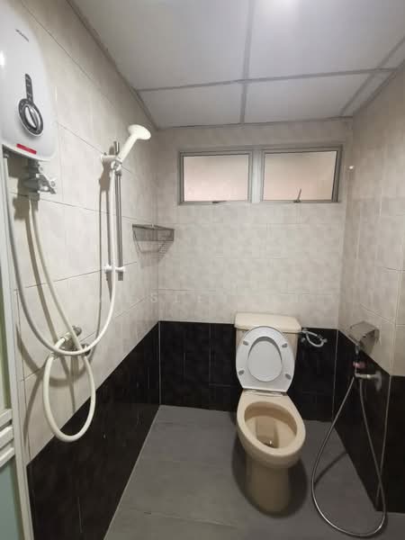 Kondominium untuk Dijual di Endah Regal Condominium - Wesley Fu - Bathroom - PropertyGuru.com.my