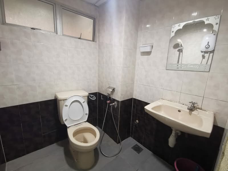 Kondominium untuk Dijual di Endah Regal Condominium - Wesley Fu - Bathroom - PropertyGuru.com.my