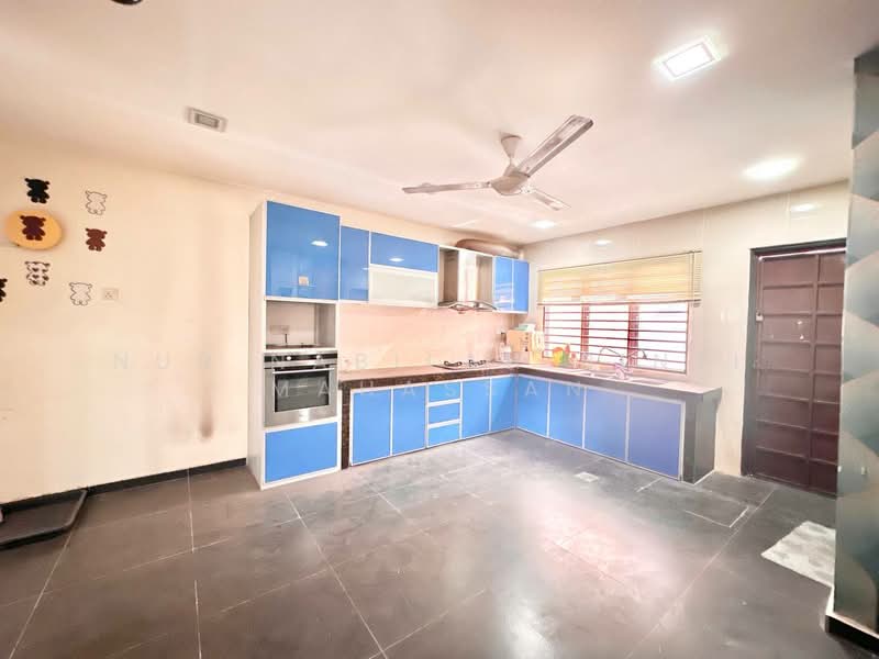 Rumah Teres 3 Tingkat untuk Dijual di Seksyen U5 (Shah Alam) - Nur Nabilah Binti Mahassan - Kitchen - PropertyGuru.com.my