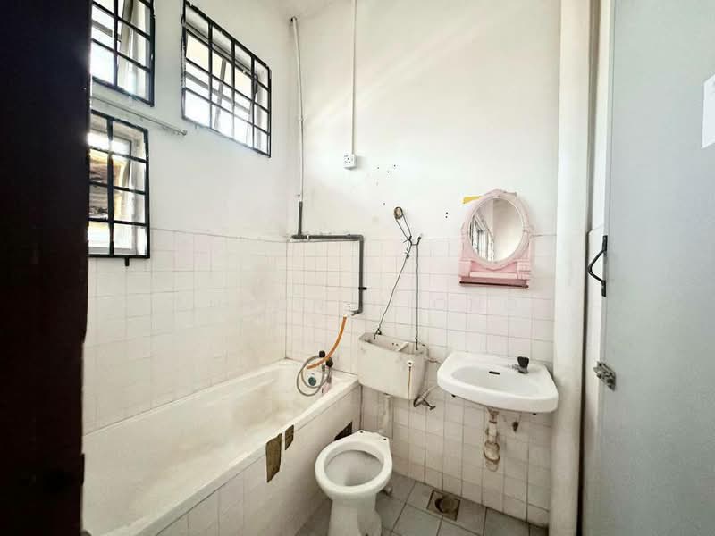 2-storey Terraced House for Sale in Taman Skudai Baru (Skudai) - Anson Hiong - Bathroom - PropertyGuru.com.my