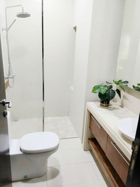 Servis Apartment untuk Dijual di Straits Quay (The Suites at Waterside) - Allen Yeoh - Bathroom - PropertyGuru.com.my