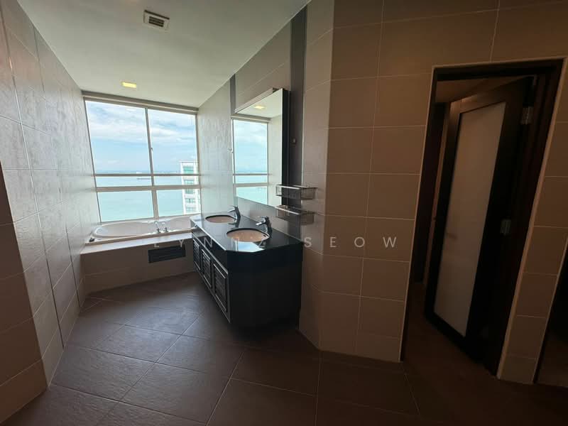 Kondominium untuk Disewa di Gurney Beach Resort - Lynnz Seow - Bathroom - PropertyGuru.com.my