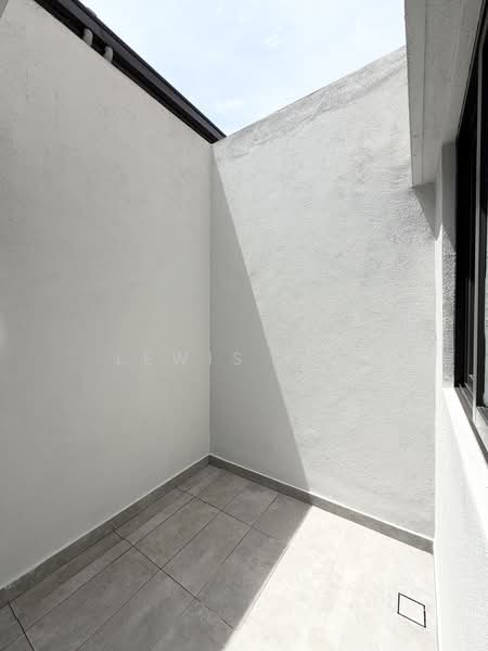 3-storey Terraced House for Sale in Taman Bukit Serdang (Seri Kembangan) - Lewis Tam - Balcony - PropertyGuru.com.my