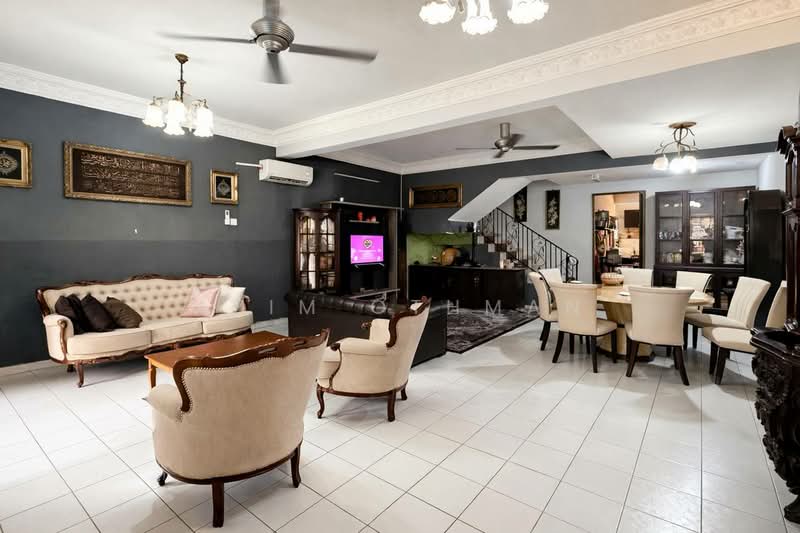 Rumah Teres untuk Dijual di Taman Bukit Subang (Shah Alam) - Azim Othman - Living Room - PropertyGuru.com.my