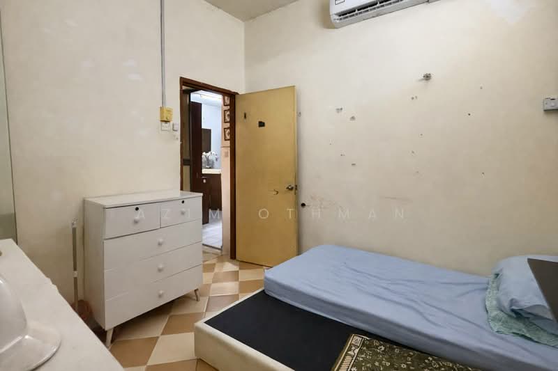 Rumah Teres untuk Dijual di Taman Bukit Subang (Shah Alam) - Azim Othman - Bedroom - PropertyGuru.com.my