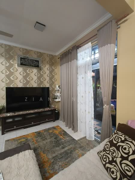 Cluster House for Sale in Alam Suria (Puncak Alam) - Ziana Najib - Living Room - PropertyGuru.com.my