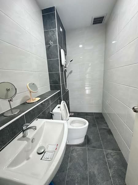 Rumah Teres 2 Tingkat untuk Dijual di Straits View (Johor Bahru) - Calley Chin - Bathroom - PropertyGuru.com.my