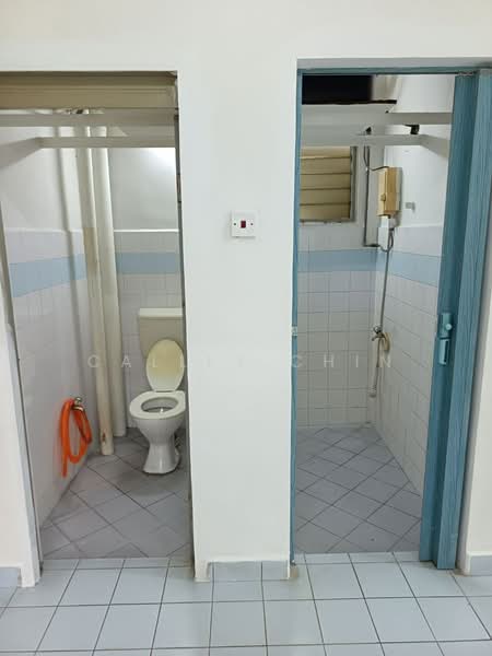 Rumah Flat untuk Dijual di Bandar Baru Permas Jaya - Calley Chin - Bathroom - PropertyGuru.com.my