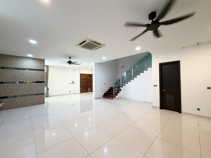 Rumah Berkembar untuk Dijual di Kinrara Residence (Puchong) - CK Yee - Living Room - PropertyGuru.com.my