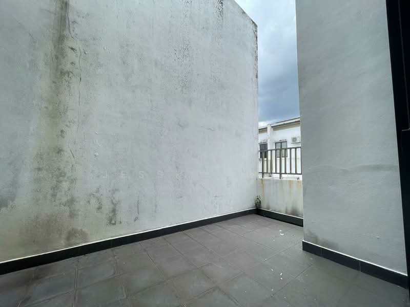 Rumah Teres 3 Tingkat untuk Dijual di Rawang (Selangor) - Jessie Wong - Balcony - PropertyGuru.com.my