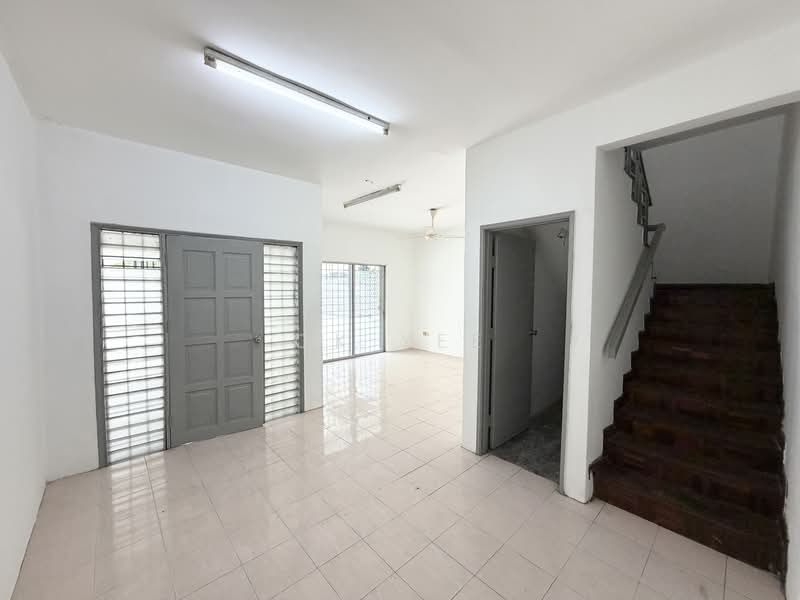 2-storey Terraced House for Sale in Bandar Putra Permai (Seri Kembangan) - CK Yee - Living Room - PropertyGuru.com.my