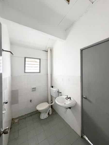 2-storey Terraced House for Sale in Bandar Putra Permai (Seri Kembangan) - CK Yee - Bathroom - PropertyGuru.com.my