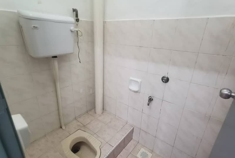 Rumah Flat untuk Dijual di Bandar Selesa Jaya - Finn Aw - Bathroom - PropertyGuru.com.my