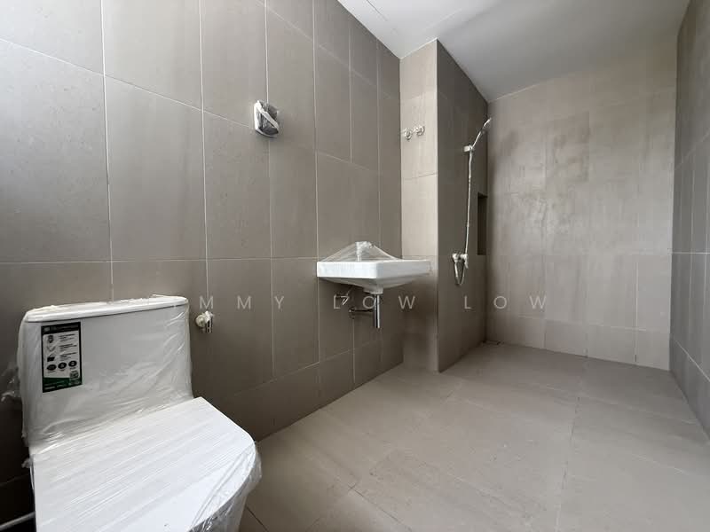 3-storey Terraced House for Sale in Taman Bukit Serdang (Seri Kembangan) - Jimmy Low Low - 1st Floor - Room 1 Bathroom - PropertyGuru.com.my