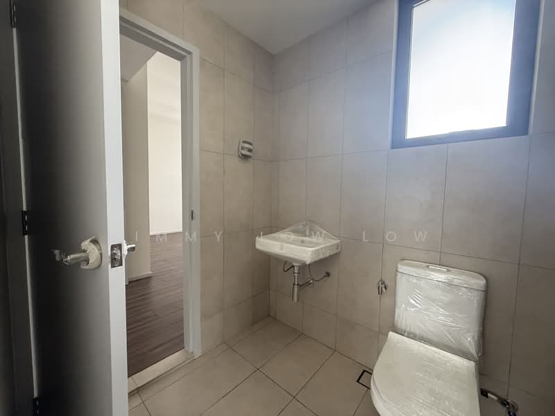 3-storey Terraced House for Sale in Taman Bukit Serdang (Seri Kembangan) - Jimmy Low Low - 2nd Floor - Room 3 Bathroom - PropertyGuru.com.my