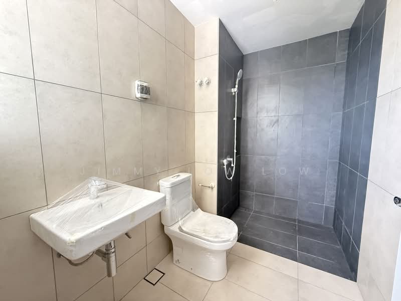 3-storey Terraced House for Sale in Taman Bukit Serdang (Seri Kembangan) - Jimmy Low Low - 2nd Floor - Room 4 Bathroom - PropertyGuru.com.my