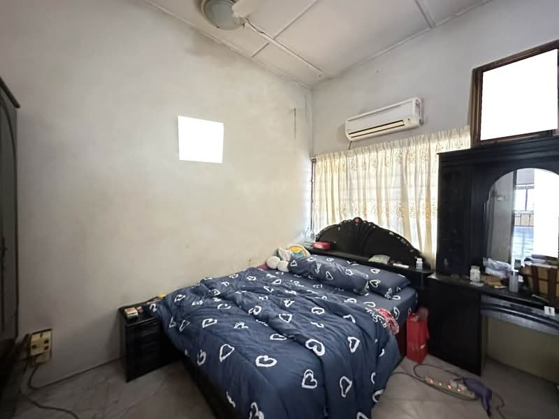 Rumah Teres 1 Tingkat untuk Dijual di Taman Sri Serdang (Seri Kembangan) - Yang . - Bedroom - PropertyGuru.com.my