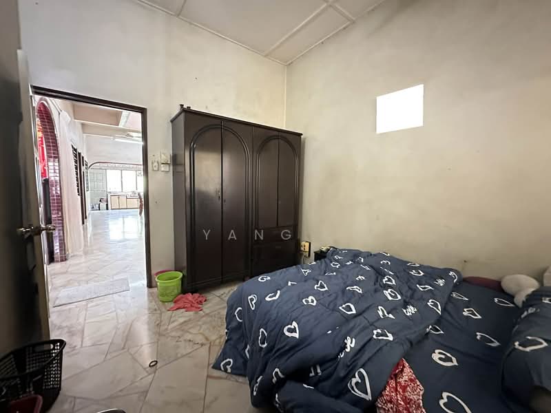 Rumah Teres 1 Tingkat untuk Dijual di Taman Sri Serdang (Seri Kembangan) - Yang . - Bedroom - PropertyGuru.com.my