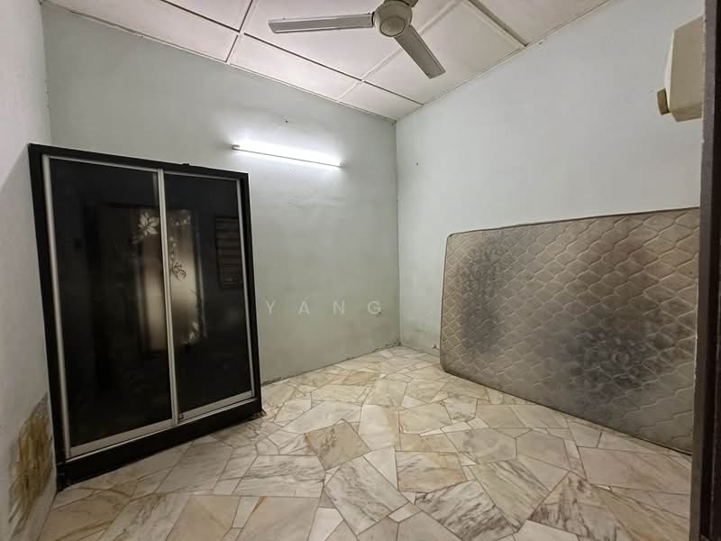 Rumah Teres 1 Tingkat untuk Dijual di Taman Sri Serdang (Seri Kembangan) - Yang . - Bedroom - PropertyGuru.com.my