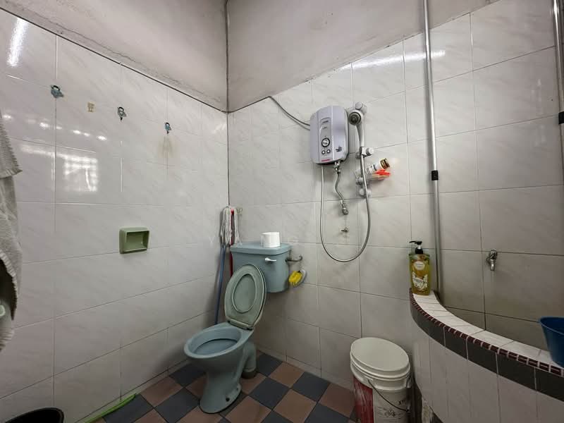 Rumah Teres 1 Tingkat untuk Dijual di Taman Sri Serdang (Seri Kembangan) - Yang . - Bathroom - PropertyGuru.com.my