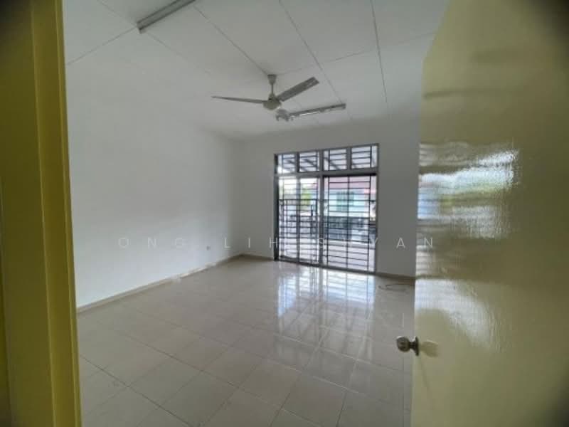 Flat for Sale at Taman Ehsan Jaya - Ong Lih Shyan - Living Room - PropertyGuru.com.my