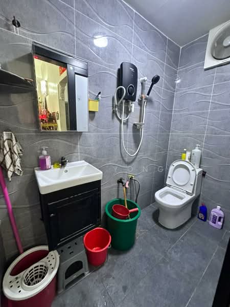 Rumah Teres 2 Tingkat untuk Disewa di Taman Bukit Desa (Kepong) - Jay Yong - Bathroom - PropertyGuru.com.my