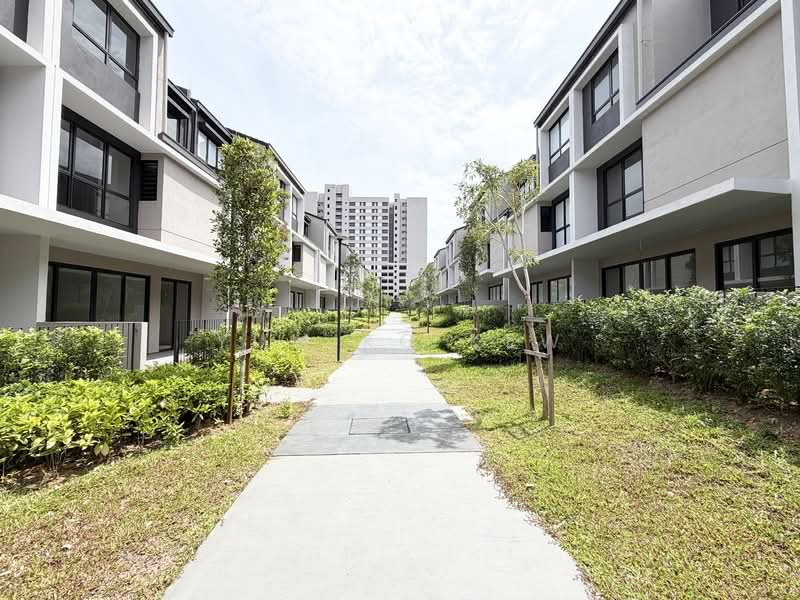 Rumah Teres 3 Tingkat untuk Dijual di Taman Bukit Serdang (Seri Kembangan) - Yumiko Kew - Exterior - PropertyGuru.com.my
