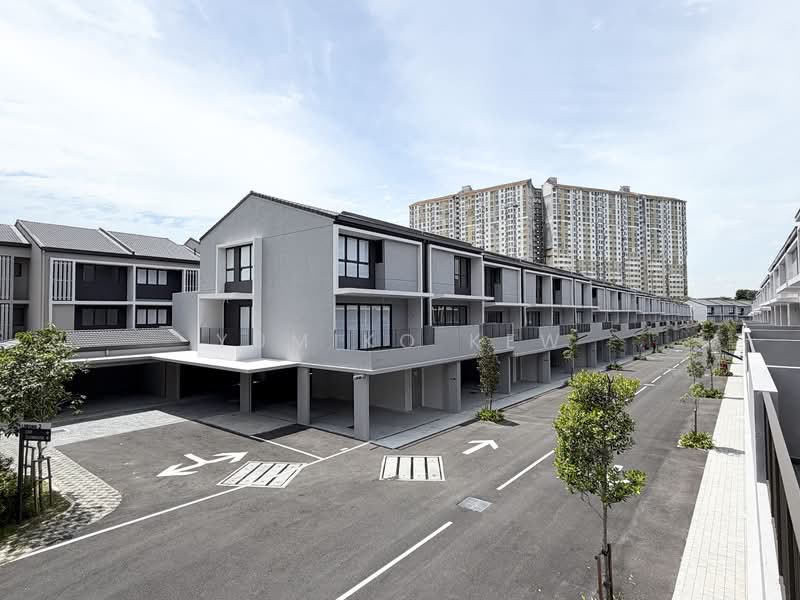 Rumah Teres 3 Tingkat untuk Dijual di Taman Bukit Serdang (Seri Kembangan) - Yumiko Kew - Exterior - PropertyGuru.com.my