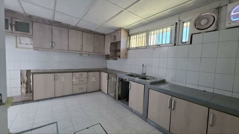 Rumah Teres 2 Tingkat untuk Dijual di Seksyen 8 (Shah Alam) - Sa'a Nordin - Kitchen - PropertyGuru.com.my
